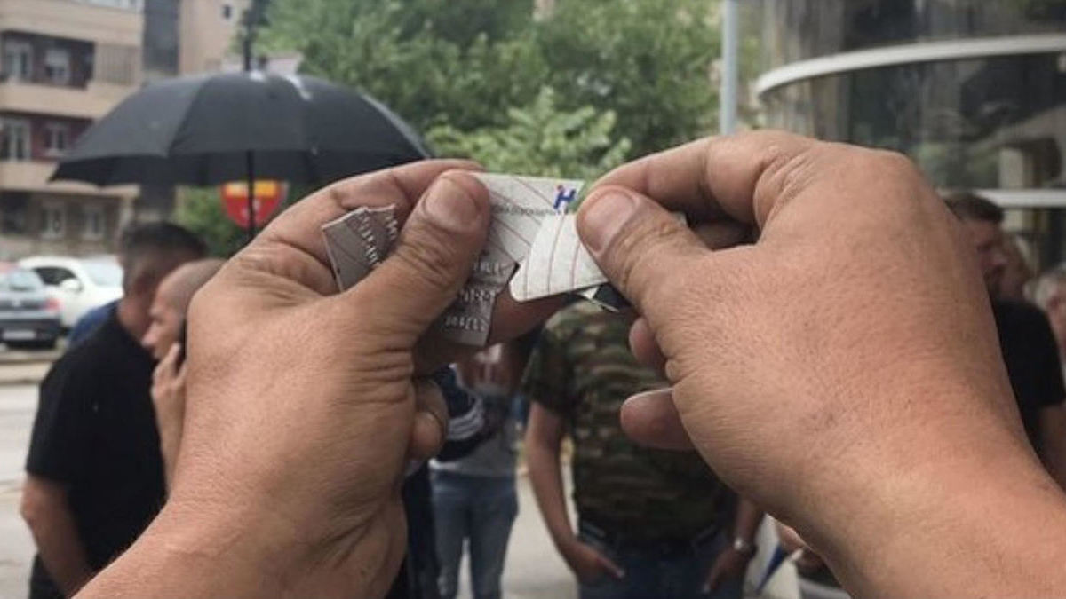 Radnik Aluminija pokidao iskaznicu HDZ-a BiH pred sjedištem stranke