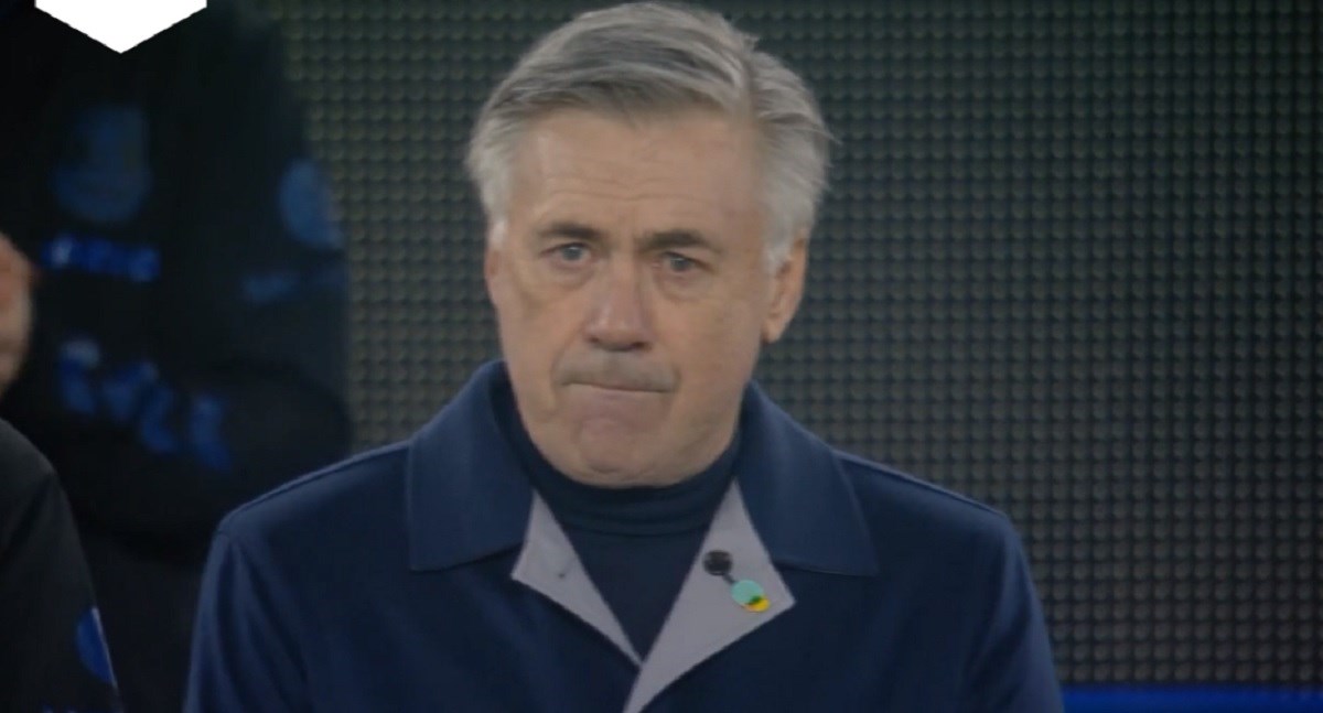 Suze u očima Carla Ancelottija tijekom minute šutnje za Maradonu