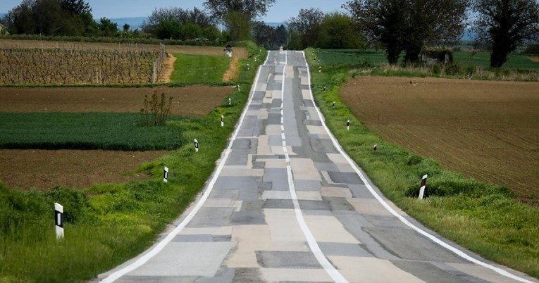 Možete li prebrojiti zakrpe na ovoj cesti u Slavoniji?