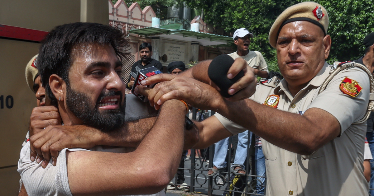 FOTO Dramatično u središtu Delhija, policija udarila na "žohare"