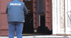 VIDEO Netko je jučer u Puli prije mise zapalio vrata crkve. Policija moli za pomoć