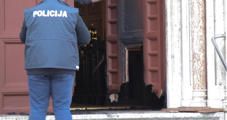 VIDEO Policija traži ljude koji su jučer u Puli zapalili vrata crkve