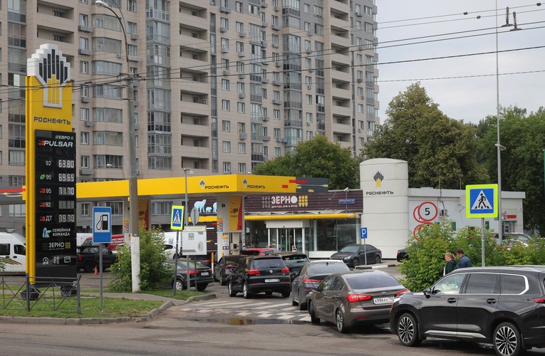 Kaos na pumpama u Rusiji, vlasti ograničavaju točenje goriva