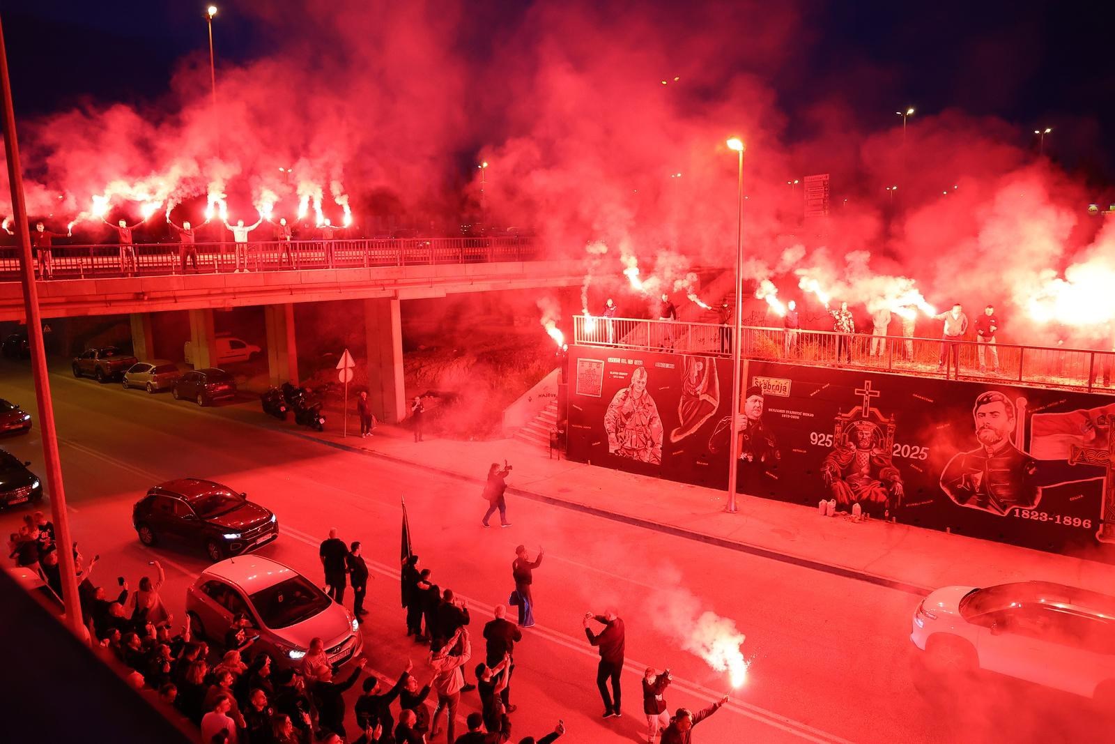VIDEO I FOTO Torcida i HOS palili baklje za 10.4., zaustavili promet