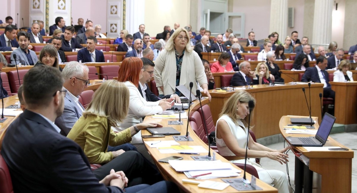 Izvanredna sjednica trajala 16 sati, Hajduković vikao i lupao šakom po stolu