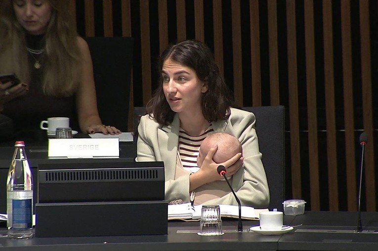Ministrica povela bebu na sastanak Vijeća EU-a. "Partner mi nije dinosaur"