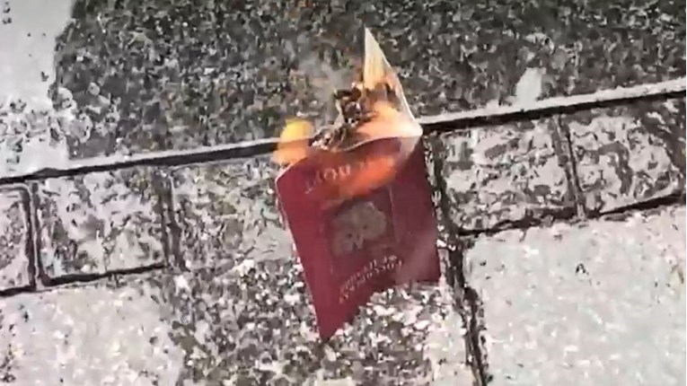 Na prosvjedu u Beogradu zapaljena ruska putovnica: "Putine, Hitleru"