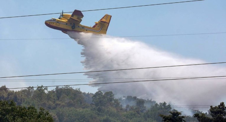 Pet protupožarnih aviona HRZ-a gasilo tri požara tijekom vikenda