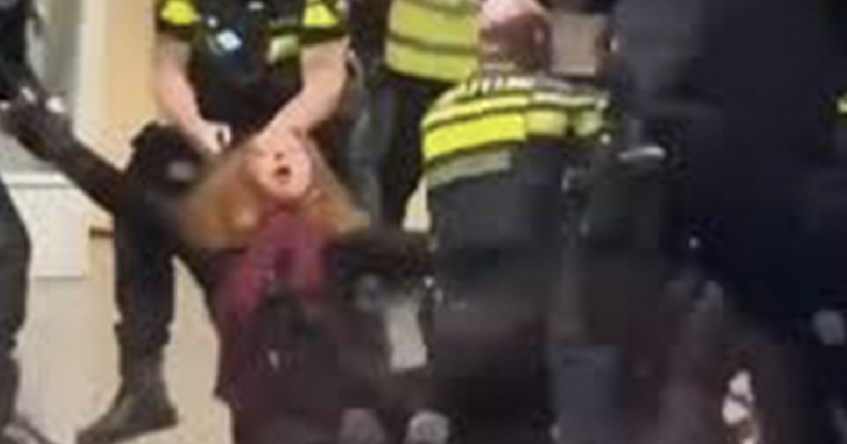 VIDEO Policajac srušio trudnicu na pod u migrantskom centru u Nizozemskoj