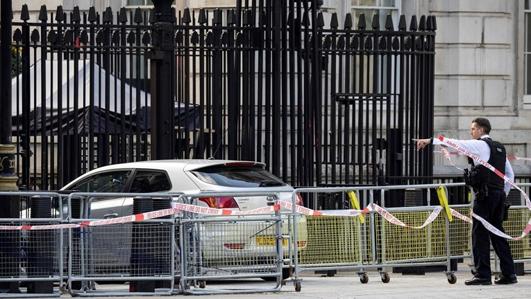 Čovjek koji se zabio u ured britanskog premijera optužen za nemoralno snimanje djece