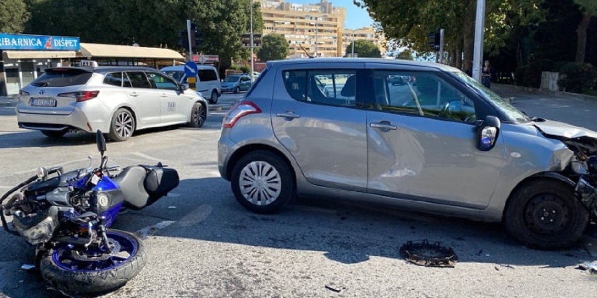Prometna nesreća u Splitu, sudarili se auto i motor. Jedna osoba završila u bolnici