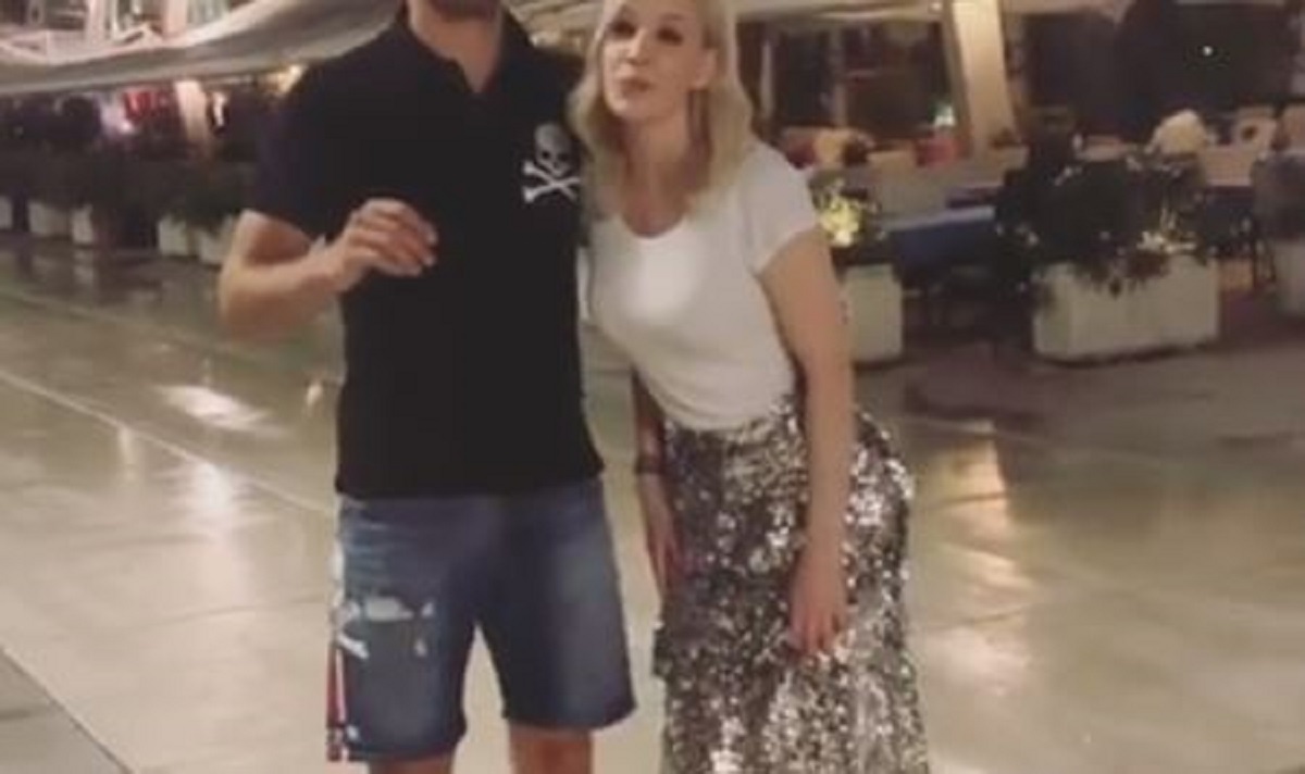 Rozga zapjevala s tenisačem, kolege ga zafrkavaju: "Drži se ti tenisa"
