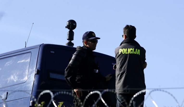 Migrant se nožem zaletio na policajce u Sloveniji, oni ga upucali u nogu