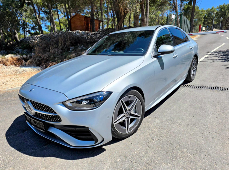 Prodaje se Mercedes C300d AMG Line sa 78.000 km bogatom opremom, pogledajte cijenu