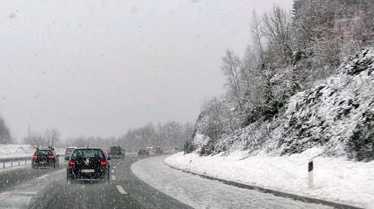 Ceste su mokre, u Lici i Gorskom kotaru povremeno pada slab snijeg