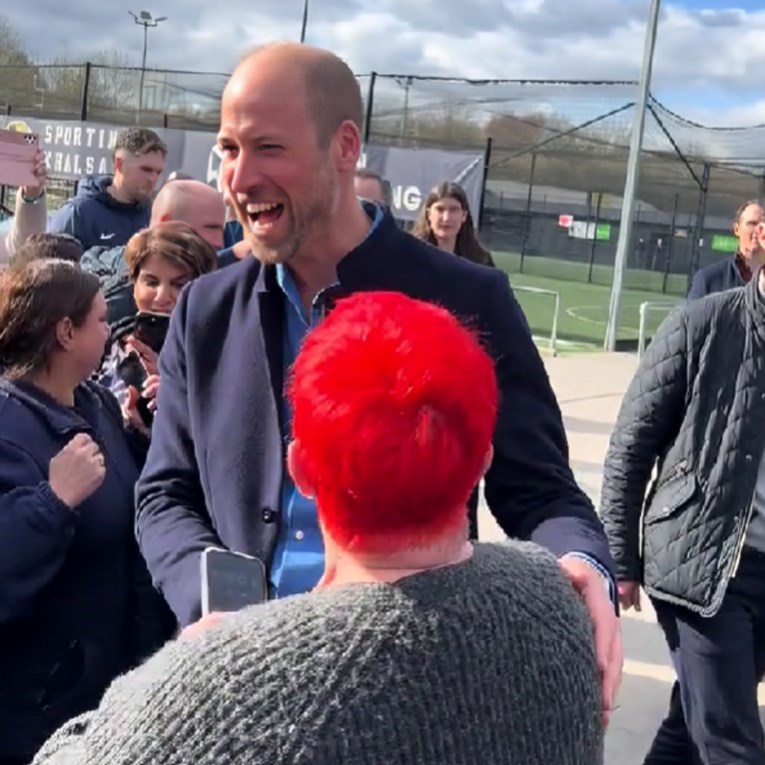 Princ William pričao s obožavateljicom pa se našalio: Da bar ja imam takvu kosu