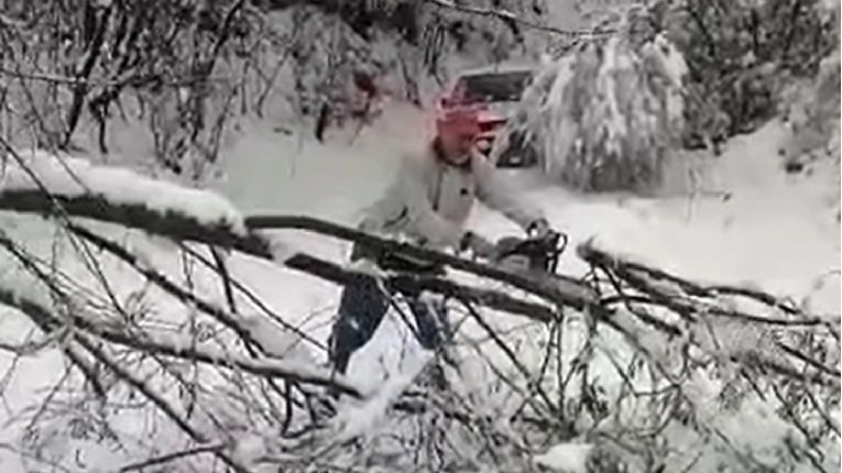 VIDEO Muškarac kod Gline motornom pilom očistio put kako bi dostavio hranu