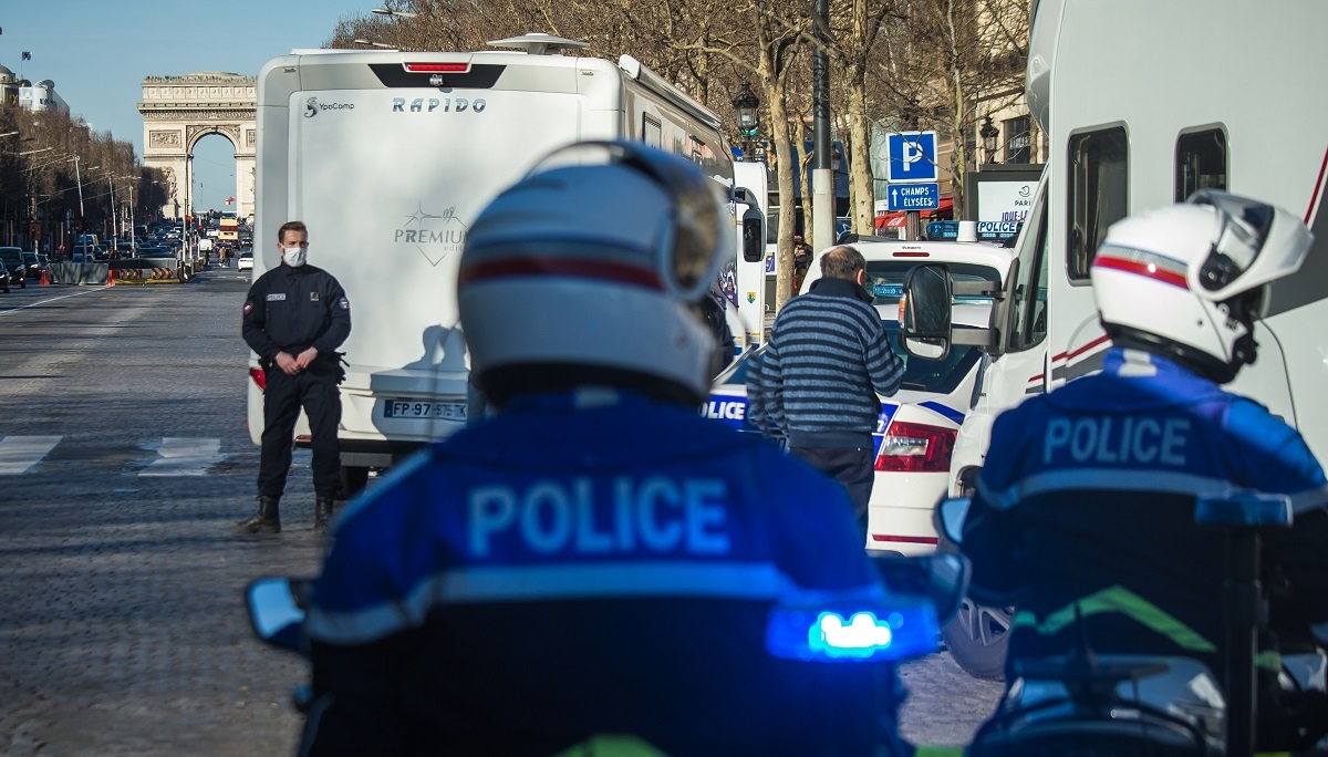 Pariška policija pucala u automobil koji je jurio prema njima, ubili dvoje iz vozila