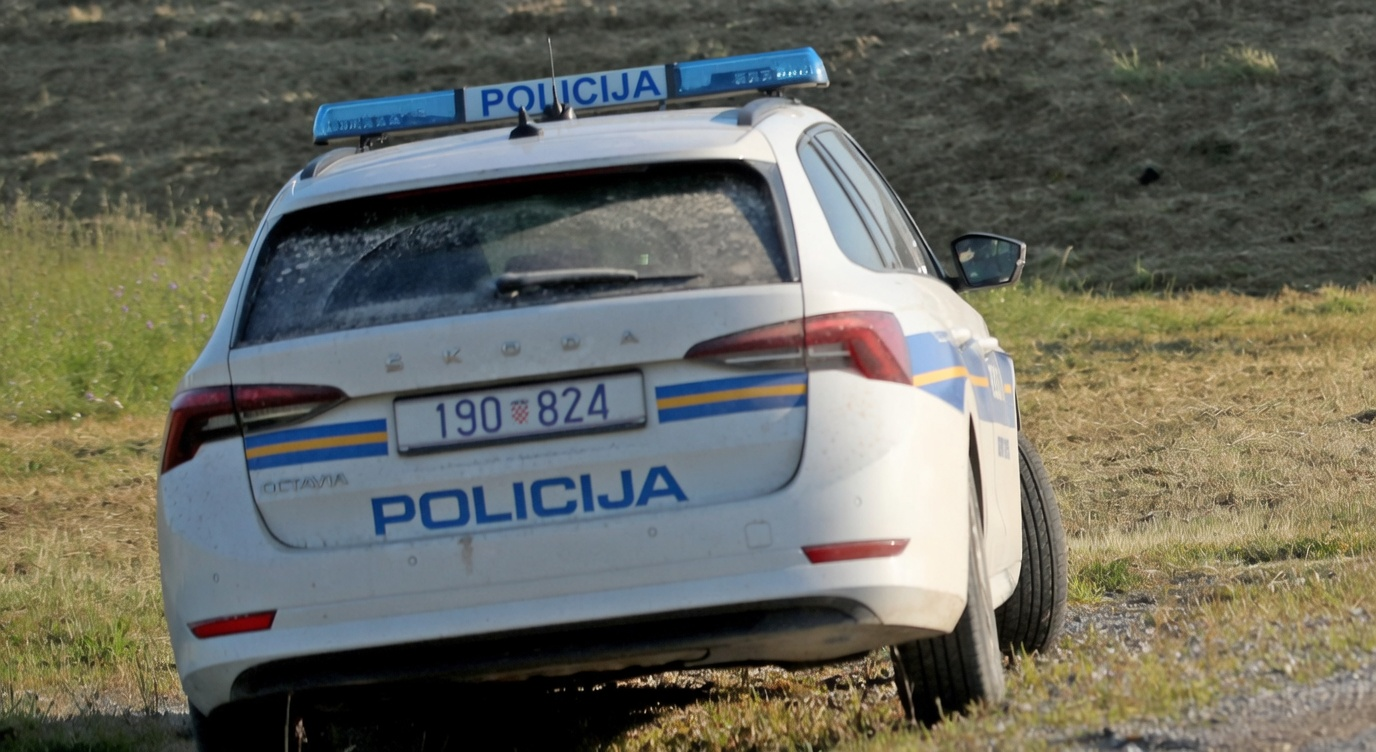 Policajci kod Požege u službenom autu imali odnose sa ženom, njen muž otkrio snimke?