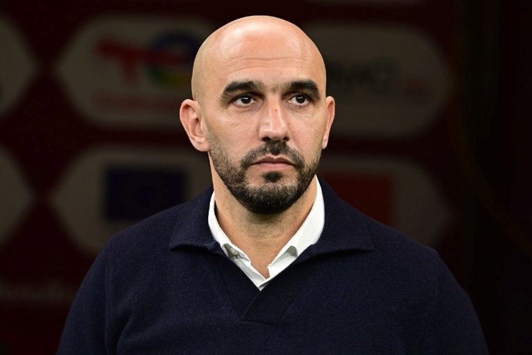 Ostvario je povijesni uspjeh s reprezentacijom i izgubio od Hrvatske. Dao je ostavku