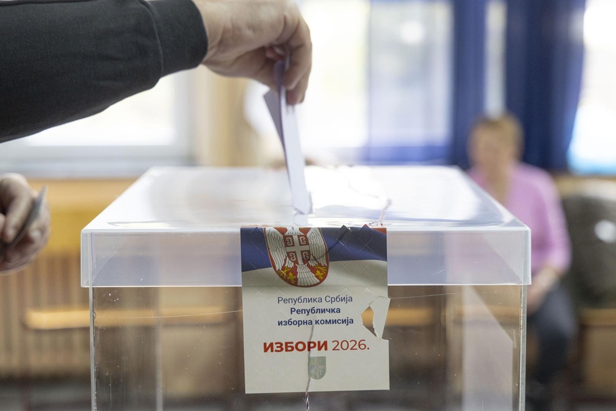 Član biračkog odbora u Srbiji razbio kutiju i udario studenta. Prekinuto glasanje