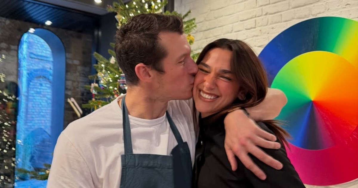 Dua Lipa je Božić proslavila pripremajući puricu u visokim potpeticama