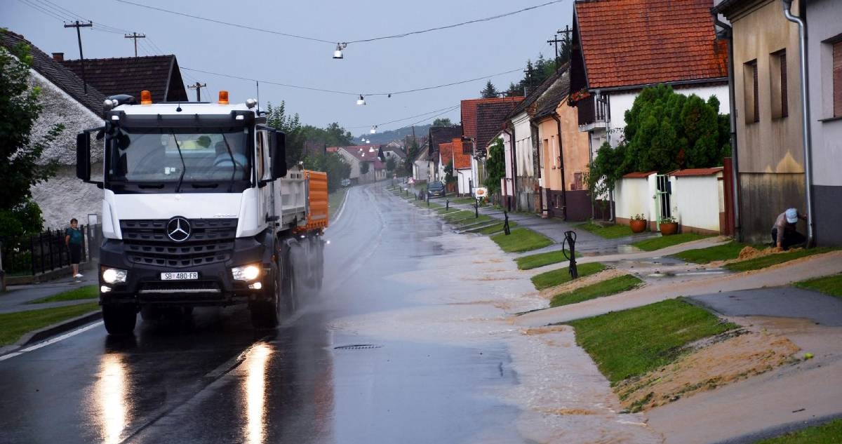 HAK objavio popis cesta koje su zatvorene zbog vode na kolniku
