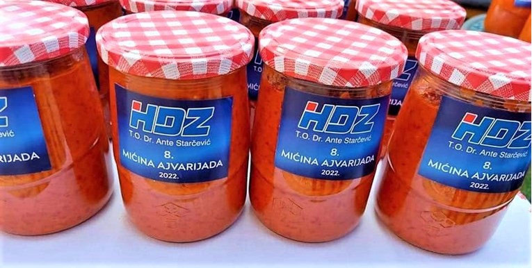 HDZ prodaje ajvar u teglama s posebno dizajniranim etiketama. Ne, nije šala