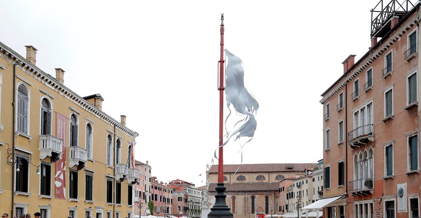 Usred Venecije osvanula poderana bijela zastava. Iza svega stoji umjetnica iz BiH