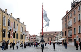 Usred Venecije osvanula poderana bijela zastava. Iza svega stoji umjetnica iz BiH