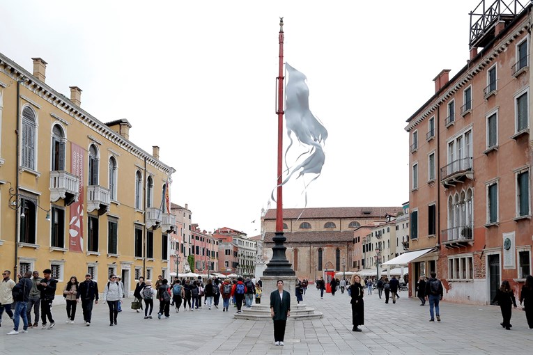 Umjetnica iz BiH usred Venecije objesila poderanu bijelu zastavu. Evo zašto