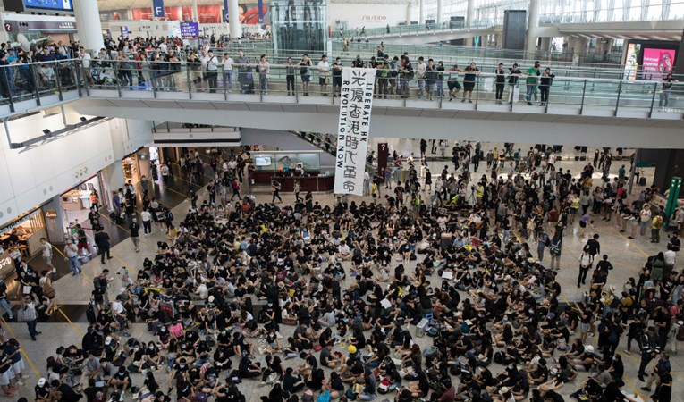 Zbog prosvjeda zatvorena zračna luka u Hong Kongu