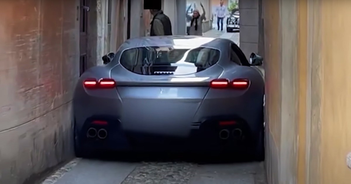 VIDEO Ferrarijem zaglavio u uskoj ulici