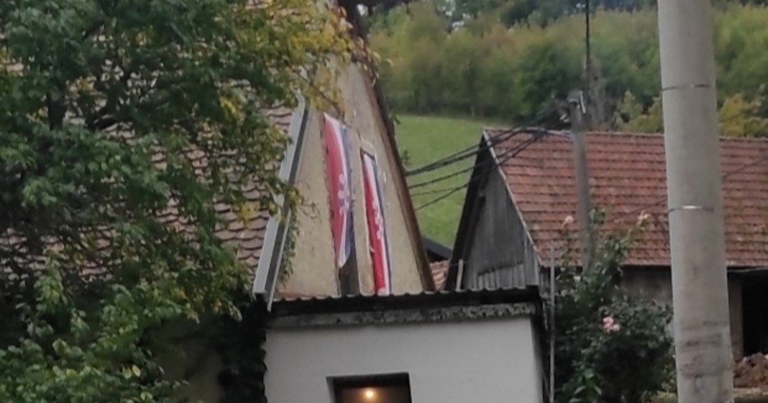 FOTO Netko je, umjesto vrata, na kuću stavio dvije hrvatske zastave