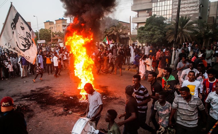 Ne prestaje kaos nakon vojnog udara u Sudanu, prosvjednici zasuti suzavcem