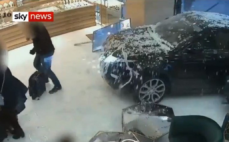 VIDEO Pljačkaši ukradenim autom probili izlog draguljarnice u Londonu