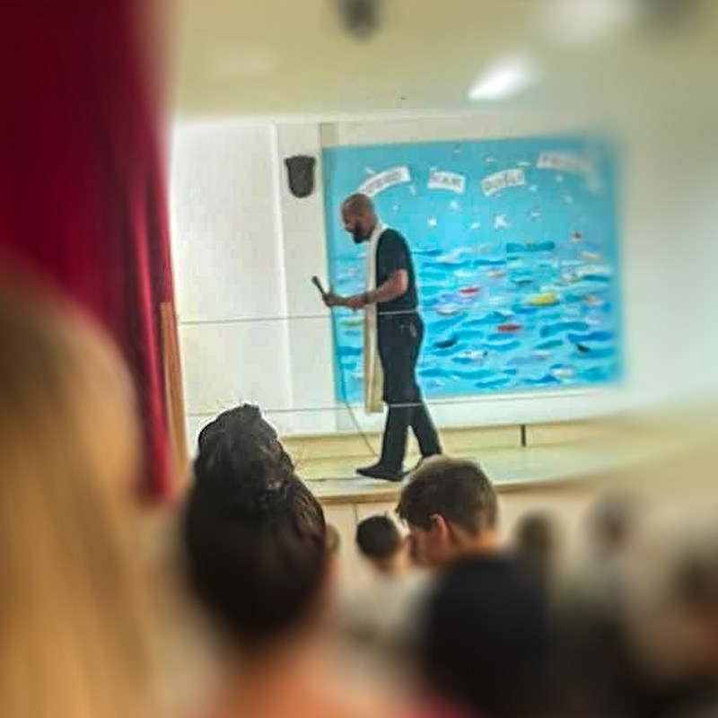 Molitva na školskoj priredbi zgrozila roditelje. U školi i županiji šute