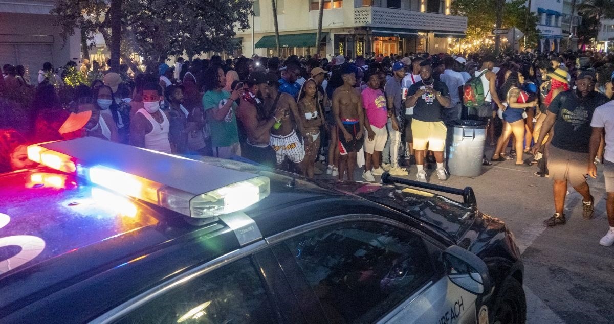 Partijaneri navalili u Miami Beach unatoč koroni, proglašeno izvanredno stanje