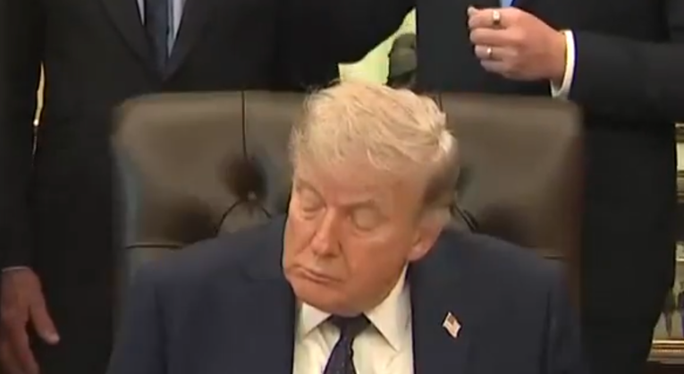 VIDEO Trump (79) zaspao usred sastanka u Bijeloj kući