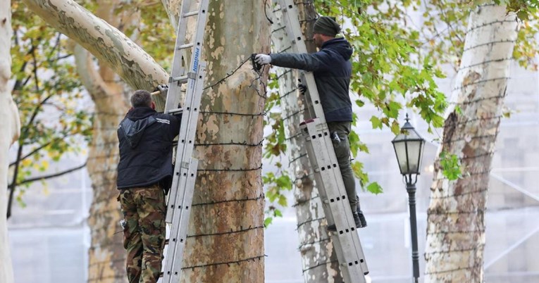 Zagreb se polako priprema za Advent, postavljaju se lampice u parku Zrinjevac