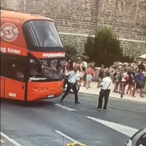 Gradonačelnik Dubrovnika objavio snimku: "Vozač busa pokušava pregaziti redara"