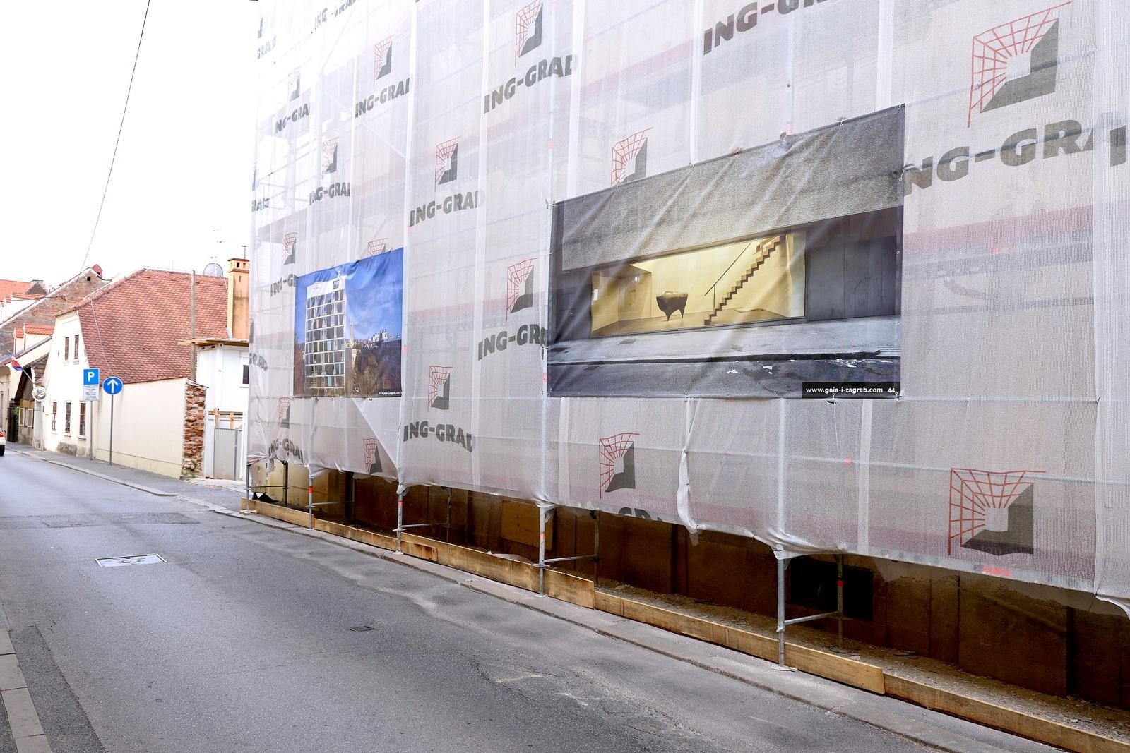 FOTO Neobična izložba na skelama u Zagrebu privukla je pažnju građana