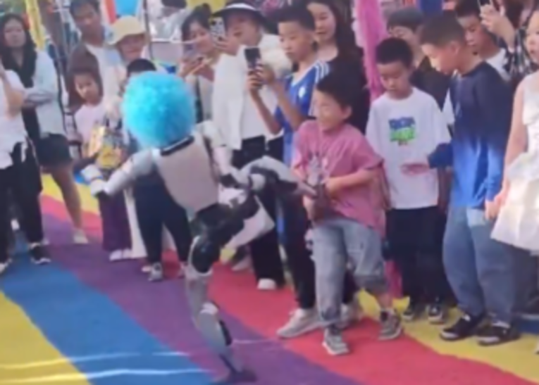 VIDEO Humanoidni robot u Kini šutnuo dijete u trbuh