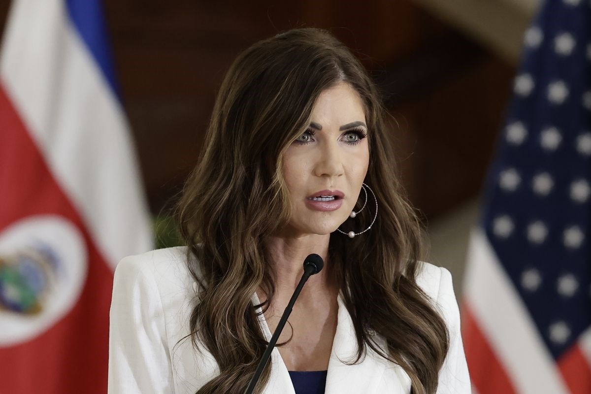 Trumpova ministrica: Agenti su htjeli deportirati kanibala, počeo se jesti u avionu