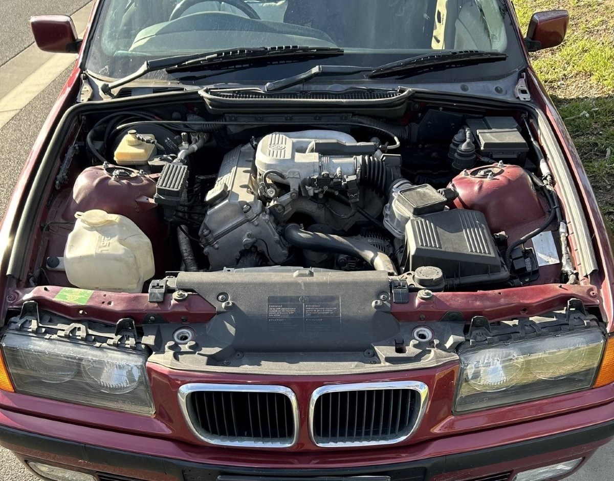 Policija zaustavila BMW bez haube, ali pravo iznenađenje je bilo u kabini