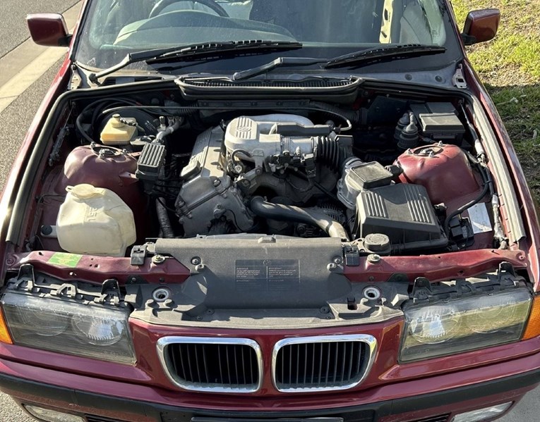 Policija zaustavila BMW bez haube, ali pravo iznenađenje je bilo u kabini