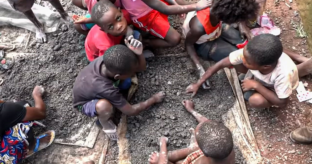 Brutalan život djece u DR Kongu: Prijete im rad u rudnicima, glad, rat, silovanje...
