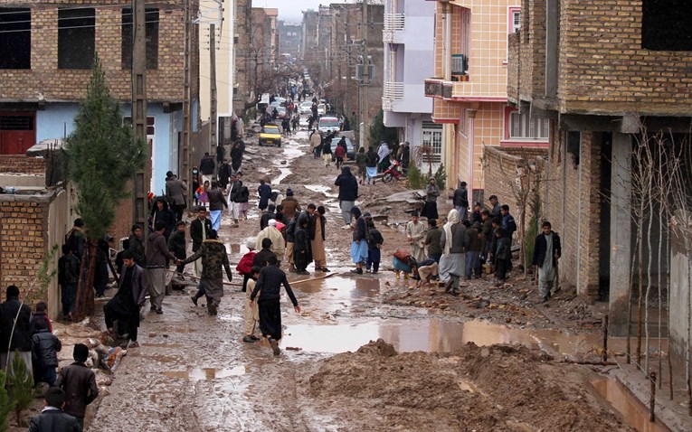 Deseci mrtvih u poplavama u Afganistanu, među njima su i djeca
