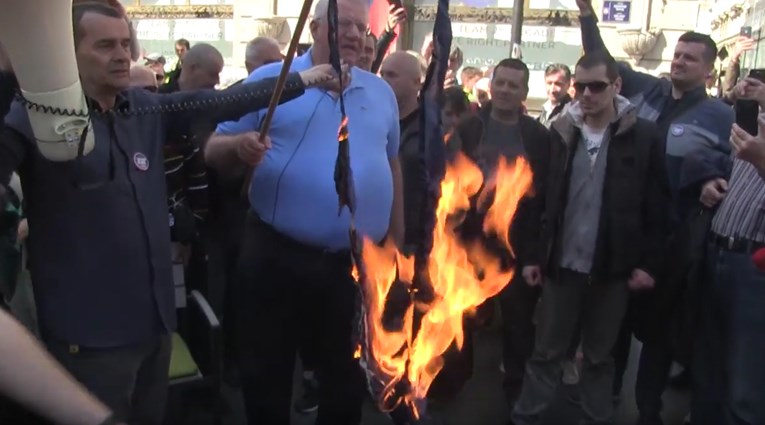 Šešelj zapalio zastave EU-a i NATO-a