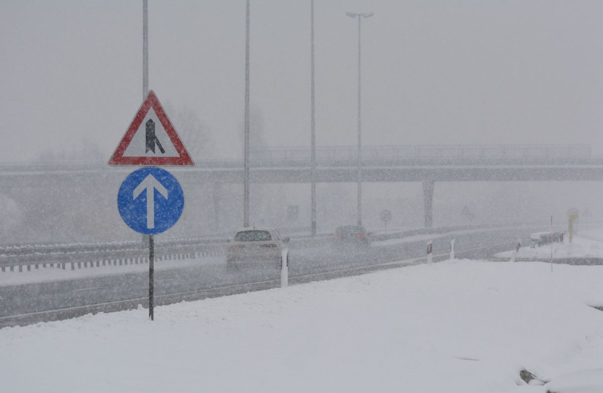 Otvorene su autoceste, ali čuvajte se poledice na cestama